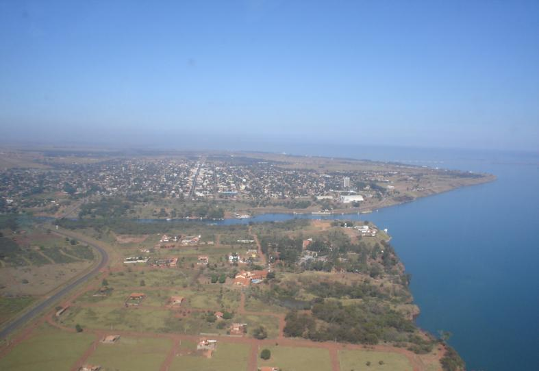 Tema 3 Geodinâmicas: entre os processos naturais e socioambientais Foto 1: Vista parcial da cidade de Presidente Epitácio destaque para o relevo relativamente plano às margens do Rio Paraná Autor: