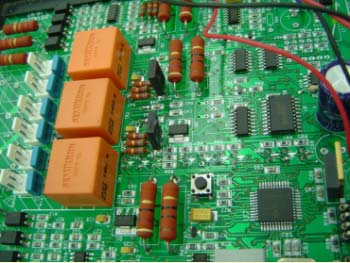 53 FIGURA 3.1 - PLACA ELETRÔNICA COM COMPONENTES SMD E PTH FONTE: www.fockink.ind.br (acesso em 09/07/2015) O processo de fabricação de placas eletrônicas com a tecnologia SMT ocorre em dois estágios.
