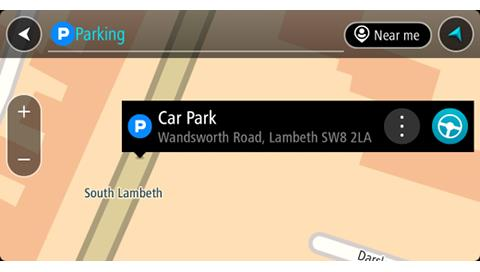 É aberto um menu pop-up no mapa que mostra o nome do parque de estacionamento. 4. Selecione Conduzir. O percurso é planeado e a orientação até ao destino inicia.