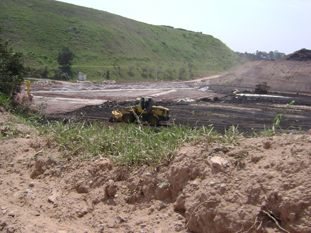FOTO 2 Escavação e regularização da área de solo com baixa