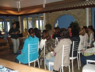 JUNHO 07/06/2011 28 alunos da ESAG Sênior, programa coordenado pela Profª Micheline Gaia Hoffmann, visitaram o showroom de sustentabilidade do Empreendimento Pedra Branca e tiveram uma palestra com a