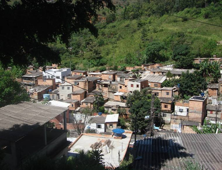 Introdução Projeto de Construção na Vila Por meio do Projeto Vida a Vida, criado há 10 anos na Vila Acaba Mundo atrás da praça JK, na região do bairro Mangabeiras, os integrantes Fernando Teodoro,