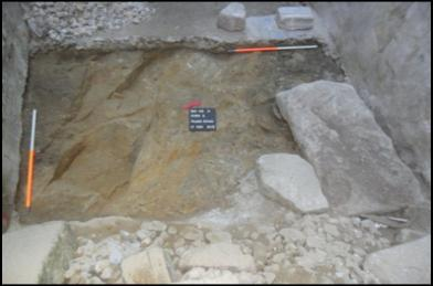 uma série de níveis e estruturas arqueológicas preservadas com diferentes tipologias e cronologias. Identificou-se um poço (Fig.