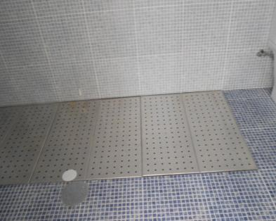 As instalações sanitárias anexas a quartos ou a salas de "banho ajudado" funcionam em locais em que o piso foi rebaixado e depois nivelado com uma grelha metálica, o que vai permitir banhos