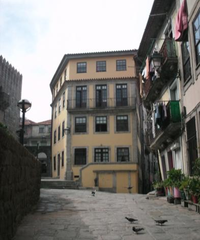 Enquanto decorreram as obras de ampliação do novo lar, os idosos foram transferidos, temporariamente, para um edifício, localizado na Rua de S. Sebastião, nº45 (Fig. 51).