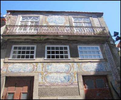 Portugal consolidou-se um dos grandes países produtores de azulejos, de finais do século XVII até meados do século XVIII. Entre 1700 e 1725, produziu-se grandes pinturas de painéis em azul e branco.