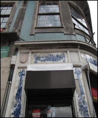 Com a revolução industrial e com as transformações económico-sociais, o uso do azulejo como revestimento em fachada é notório no Centro Histórico do Porto, em virtude de ser um revestimento de fácil