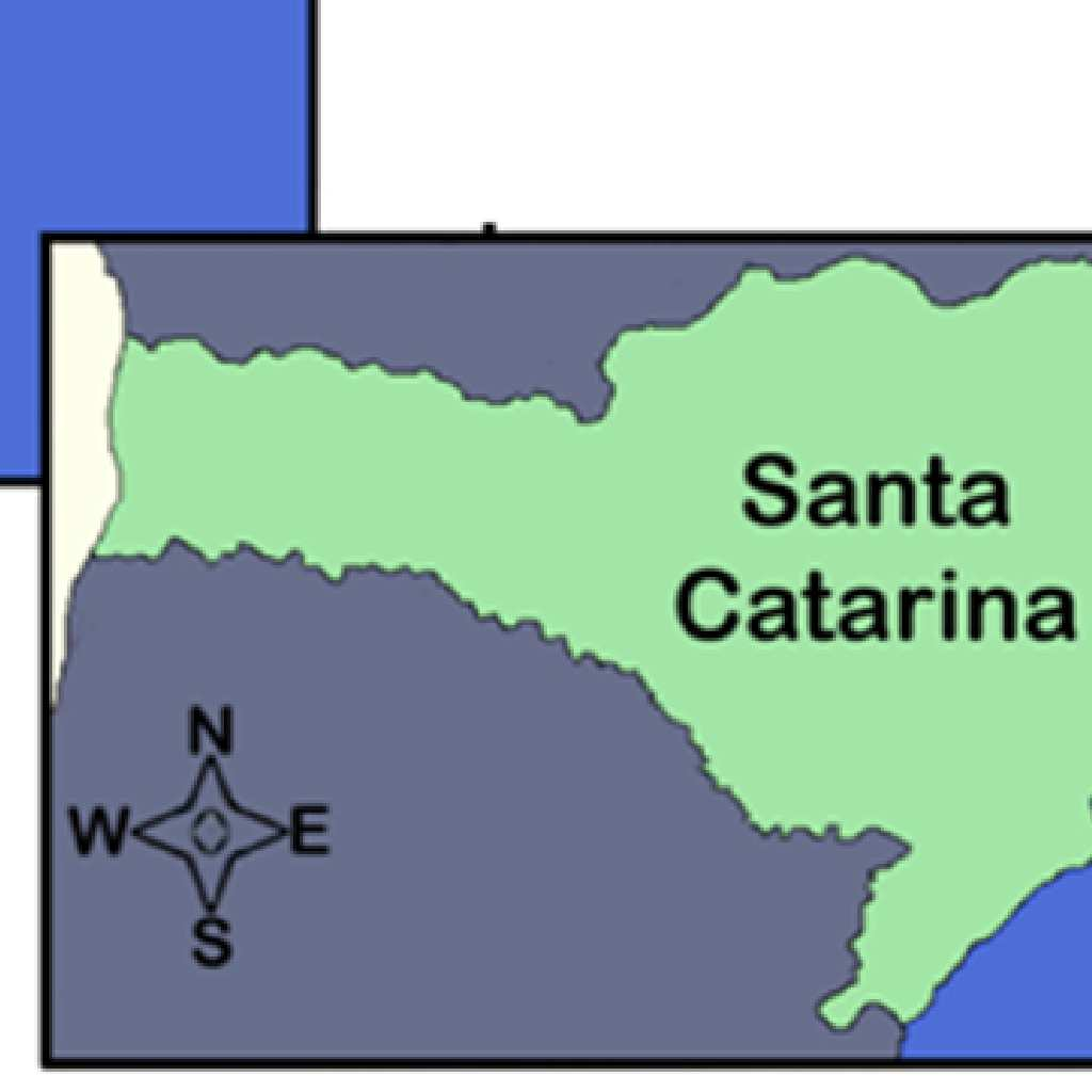 A maior área territorial em Km² é encontrada na Região de Saúde da Serra Catarinense e a menor na de Foz do Rio Itajaí.