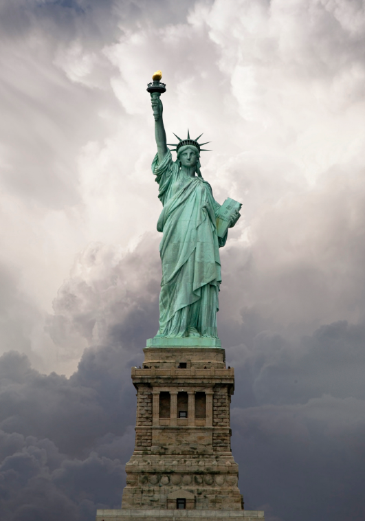 Projetada pelo escultor francês Frédéric Auguste Bartholdi e dada aos Estados Unidos como uma oferta do povo de França, a figura feminina de toga representa a deusa romana Libertas.
