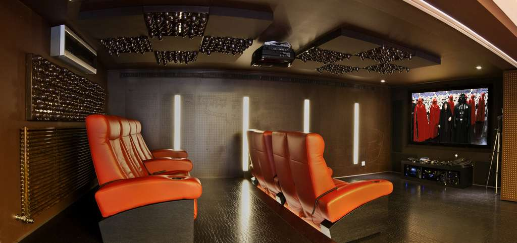 Com várias configurações possíveis, as cadeiras de cinemas são modulares para se poderem adaptar ao formato da fila de cadeiras - linear ou curva - com diferentes espessuras de braços, múltiplas