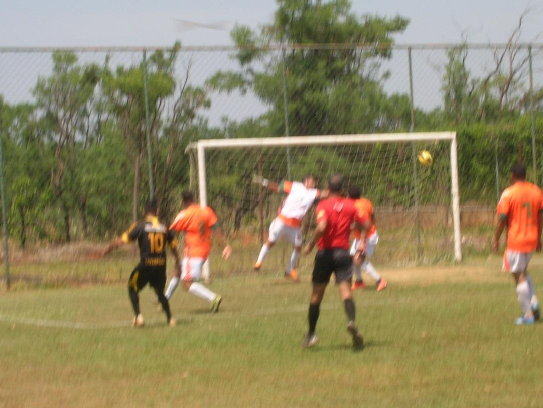 ... Carlos Eduardo, o Lalá, tenta o gol de