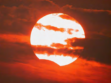 Dois eclipses separados por um completo ciclo de Saros partilham muitas semelhanças pois ocorrem no mesmo nodo, com a Lua praticamente à mesma distância da Terra, e na mesma altura do ano.