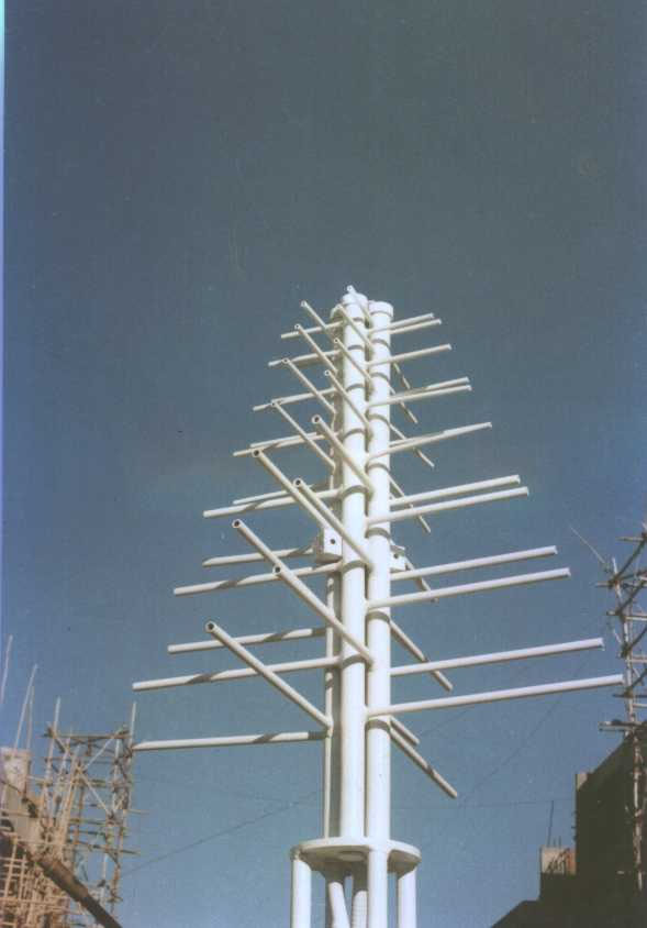 Antenas Independentes da Freqüência e do Tipo Fenda 17 Na prática, existem formas de antenas que satisfazem a equação geral da forma, proposta por Rumsey [1, a fim de se obter características