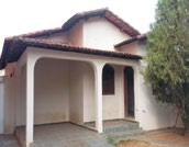 : CA0490 Vende-se casa c/ 02 salas, 03 quartos c/ armários(01 suíte), cozinha c/ armário, banheiro