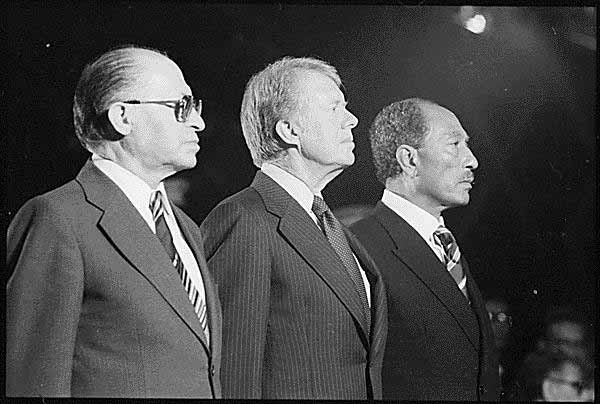 A ERA ANWAR SADAT Política do Infitah (Neoliberal) 1970: Sadat assume. 1972: Sadat expulsa os soviéticos do Egito. 1973: A Guerra da Travessia.