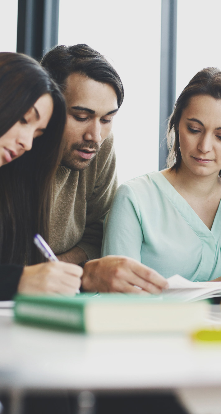 As 8 boas práticas para motivar a equipe Agora que a importância de promover a motivação e satisfação da equipe da escola está mais clara, vejamos as principais práticas para levá-los a esse estado e