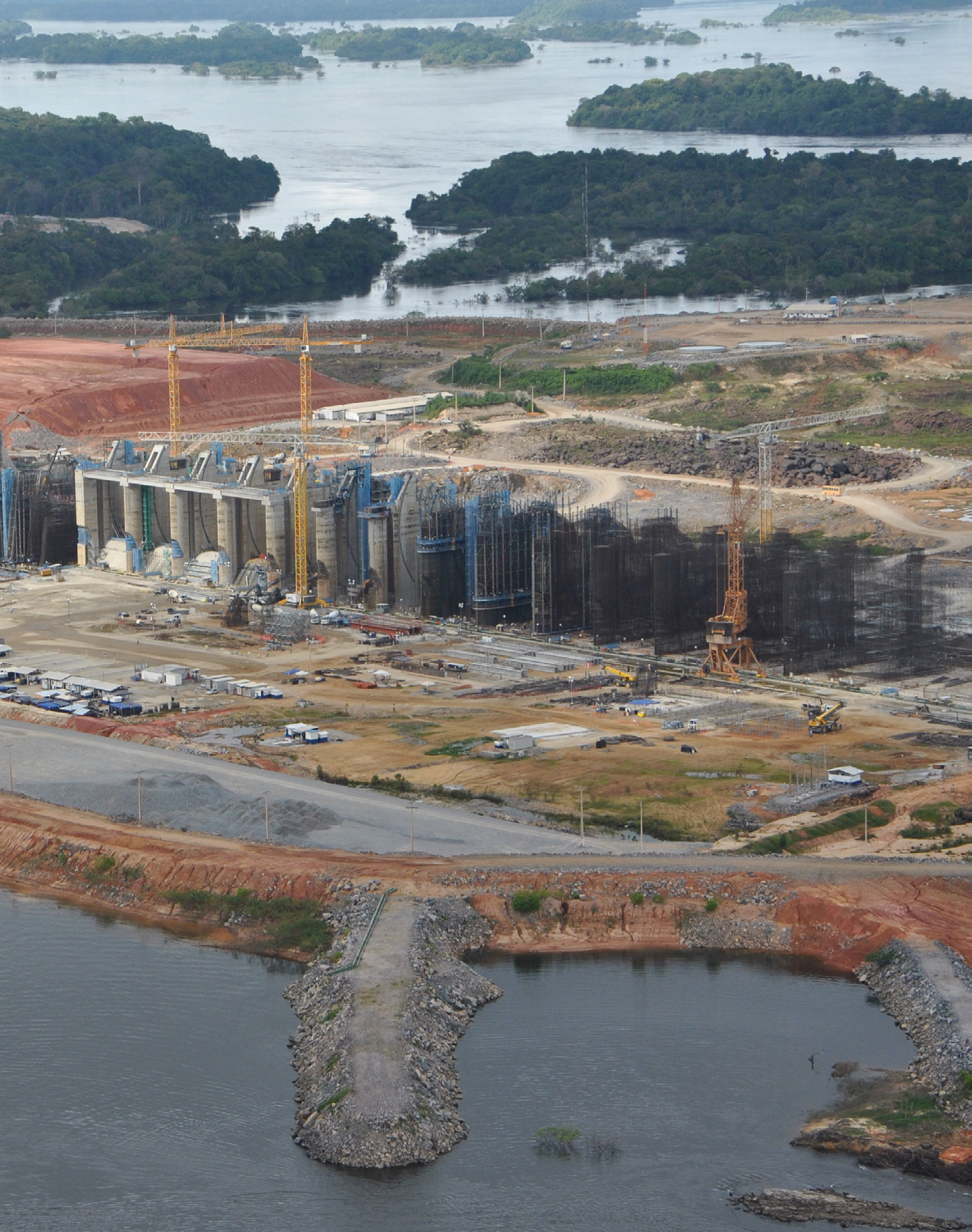 UHE DE BELO MONTE A perda da cobertura florestal na área de entorno da usina de Belo Monte se deu de forma muito diferente das demais no período anterior ao início das obras de construção da