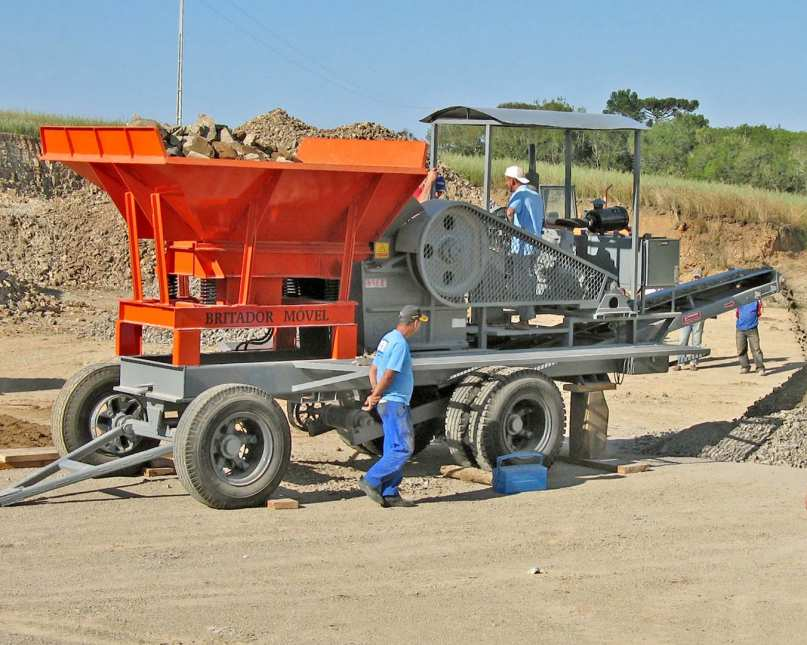 O sistema hidráulico é composto de bomba dupla, para acionamento dos motores hidráulicos, um para o alimentador vibratório e o outro para o transportador de correia, o acionamento dos mesmos são