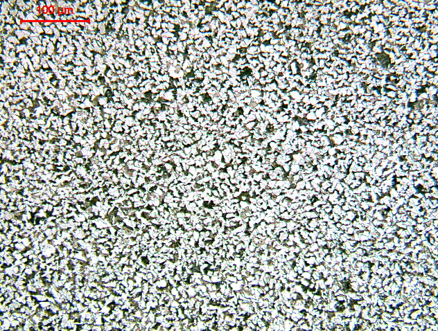 43 A figura 4.1 mostra a microestrutura longitudinal do vergalhão com uma ampliação de 200X em microscópio óptico.