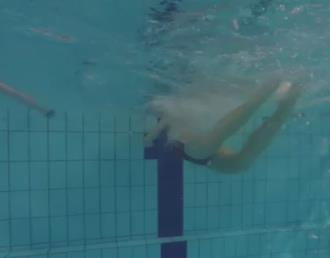 A nadadora inicia o impulso com as mãos afastadas (Imagem 6 G