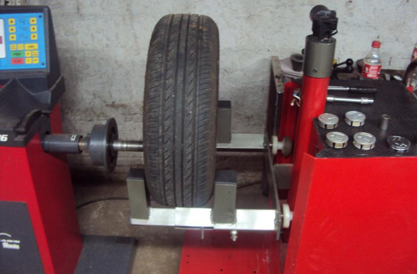 34 Figura 12 - Vista da elevação conjunto roda/pneu até equipamento balanceador, eliminando parcialmente o risco detectado na fase 1. Fonte: Foss (2011). 4.4.2 Utilização de Girafa Este equipamento,