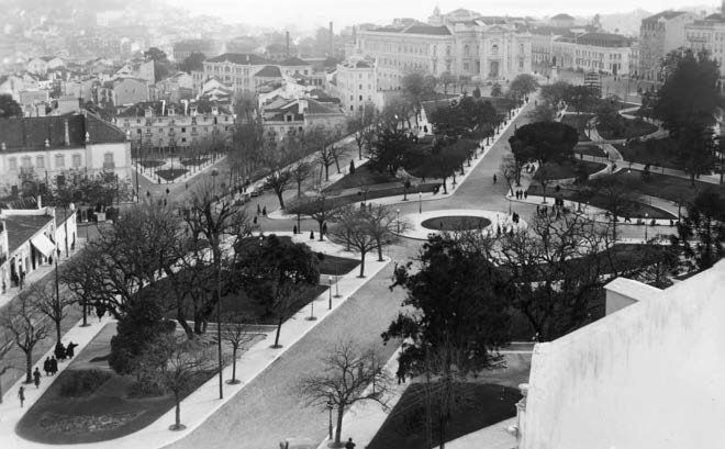 Panorâmica sobre o Campo dos Mártires da Pátria, vendo-se ao fundo a Faculdade de Ciências Médicas de Lisboa. 1940.