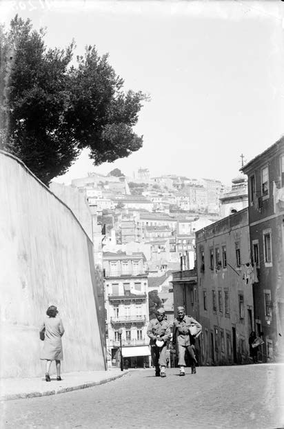 Rua José António Serrano antes das demolições do Martim Moniz, vendo-se à esquerda a cerca do Hospital de São José. Ant. 1949.