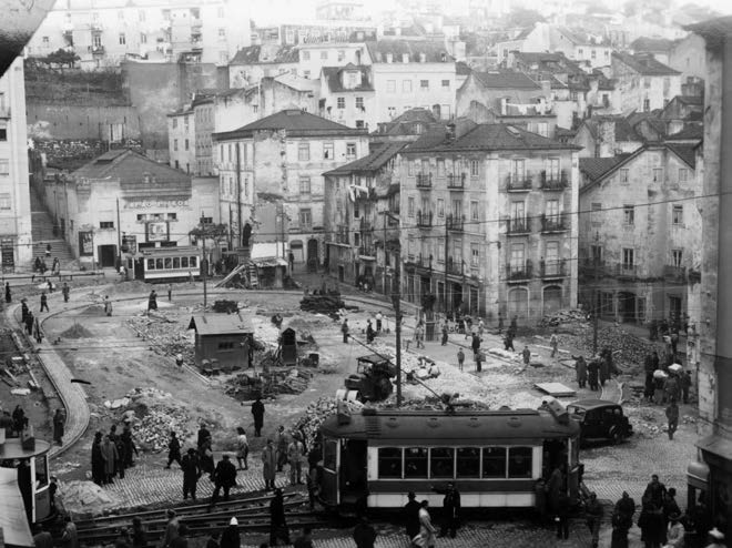 Rua do Arco do Marquês do Alegrete, vista da rua da Palma aquando das demolições. 1947.