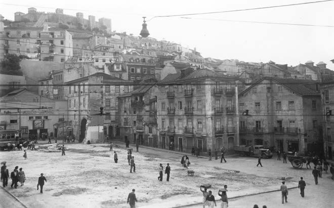 Demolições da rua da Palma. O espaço aberto para a futura praça Martim Moniz. 1947.