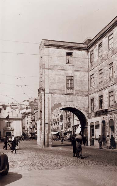 Rua Marquês do Alegrete, vendo-se o arco, a ermida de Nossa Senhora da Saúde e a rua da Mouraria. 1949.