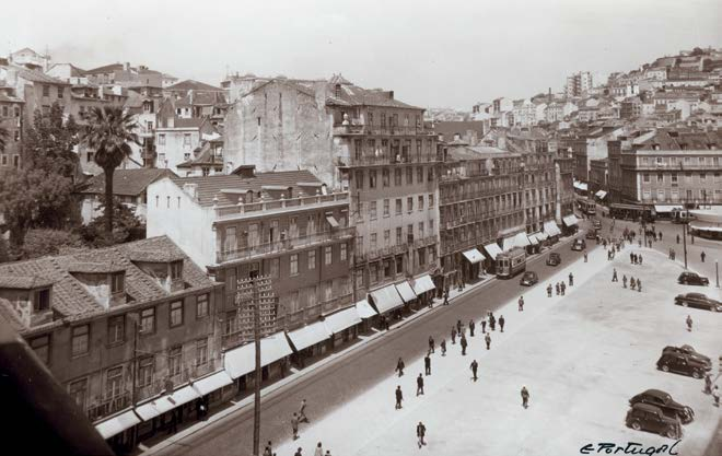 Panorâmica da praça Martim Moniz e da rua da Palma aquando das demolições. 1951.