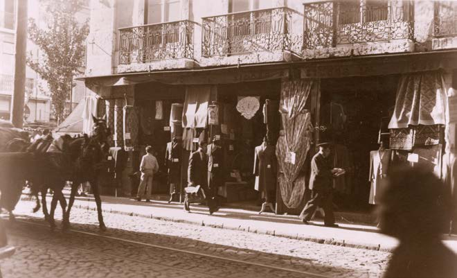 Rua dos Fanqueiros na esquina da rua de Santa Justa. 1947.