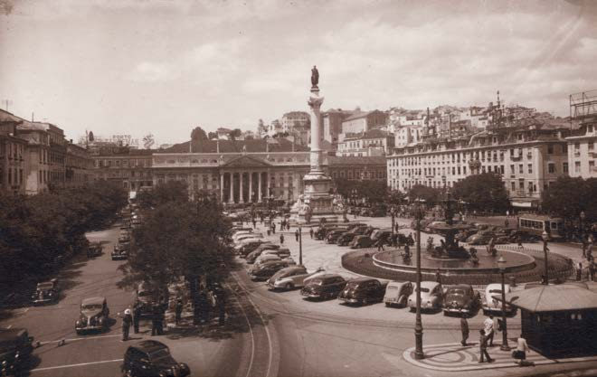 Panorâmica da praça D. Pedro IV. Anos 40.