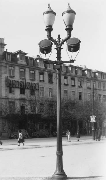 Candeeiro de rua. Praça D. Pedro IV. s.d. PT/AMLSB/POR/057505 Street lamp.