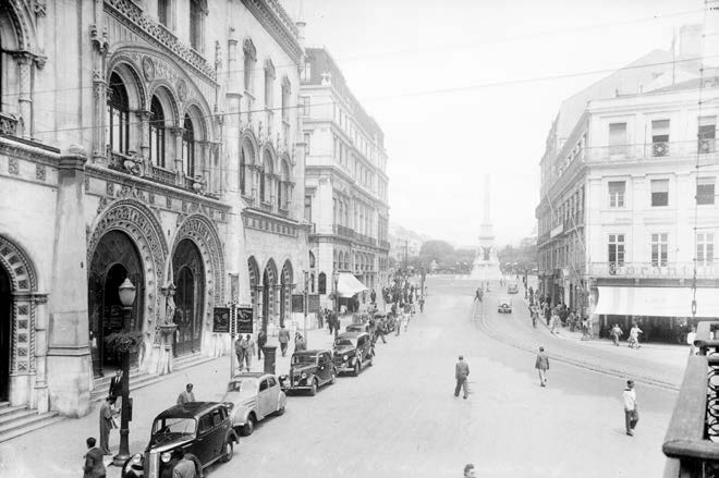 Rua 1º de Dezembro e praça D. João da Câmara, antes das demolições. 1943.