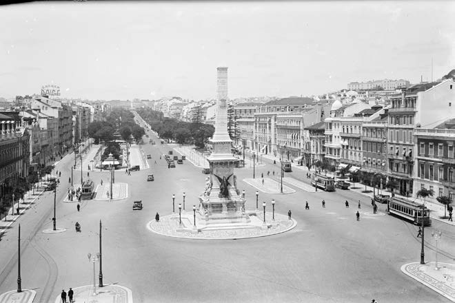 Panorâmica tirada da praça dos Restauradores sobre a avenida da Liberdade. 1932.