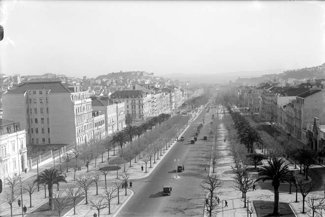 Panorâmica tirada da praça Marquês de Pombal sobre a avenida da Liberdade. 1934.