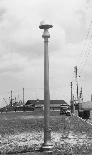 Candeeiro de rua. Doca da Rocha do Conde de Óbidos.1954.