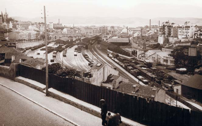 Panorâmica tirada da rua Maria Pia sobre a estação ferroviária de Alcântara-Terra. 1936.