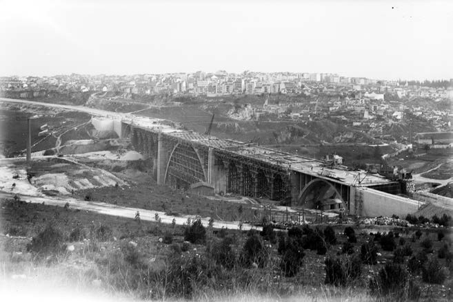 Vale de Alcântara com o viaduto Duarte Pacheco em construção. 1943.