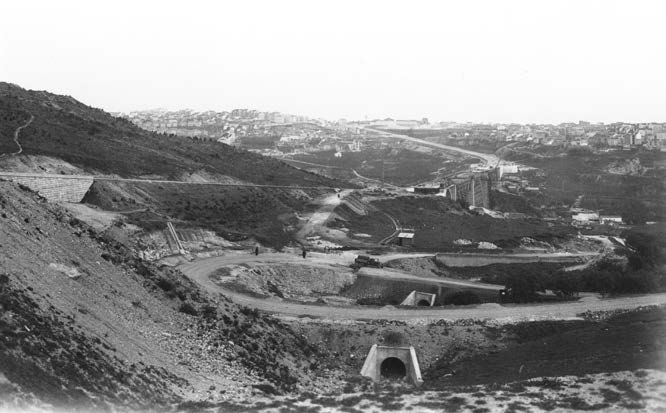 Abertura da Auto-Estrada junto à rampa do Monsanto, vendo-se o viaduto Duarte Pacheco em construção. 1943.