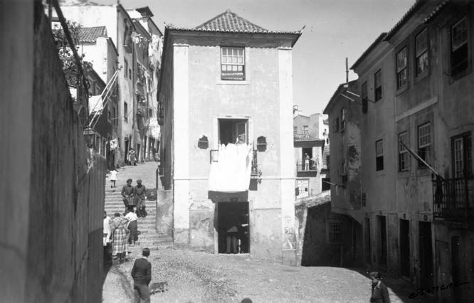 Calçada de São João da Praça, esquina do beco das Canas. 1939.