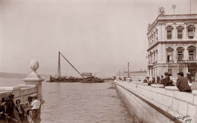 Cais das Colunas junto ao torreão da praça do Comércio. 1939.