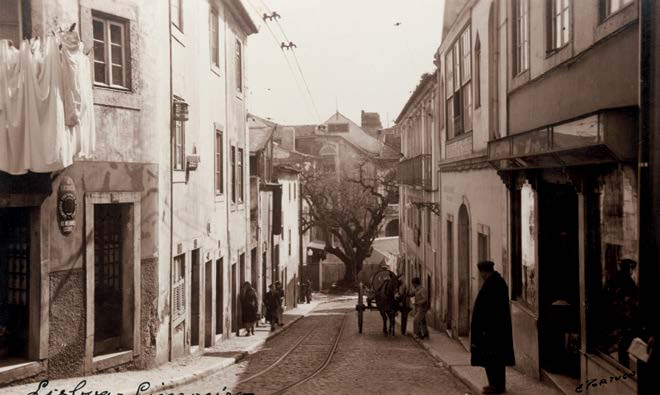 Rua do Limoeiro antes das demolições que deram lugar ao miradouro de Santa Luzia. 1941.