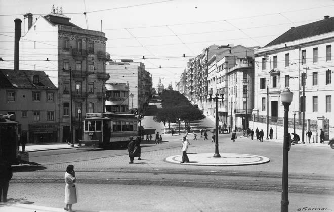 Praça do Brasil, atual largo do Rato e eixo da avenida Álvares Cabral. 1943.