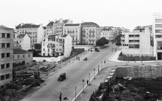 Rua Alexandre Herculano, vendo-se à direita a rua Camilo Castelo Branco. 1940.