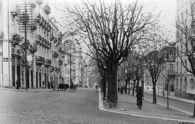 Rua Alexandre Herculano no cruzamento com a rua Rodrigo da Fonseca. 1943.