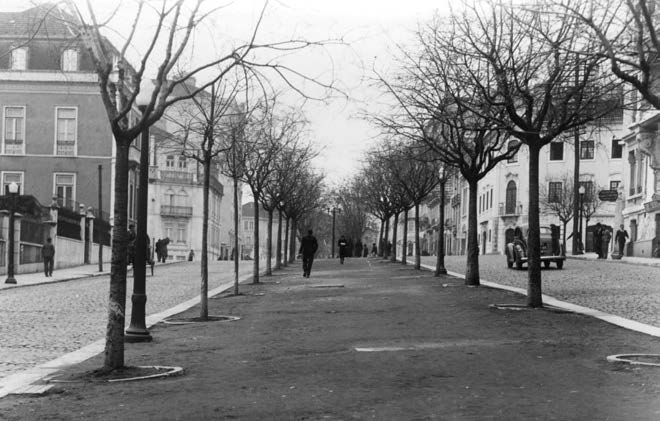 Rua Alexandre Herculano no cruzamento com a rua Castilho. 1943.