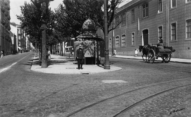 Avenida Almirante Reis no cruzamento com a rua Maria Andrade. 1938.