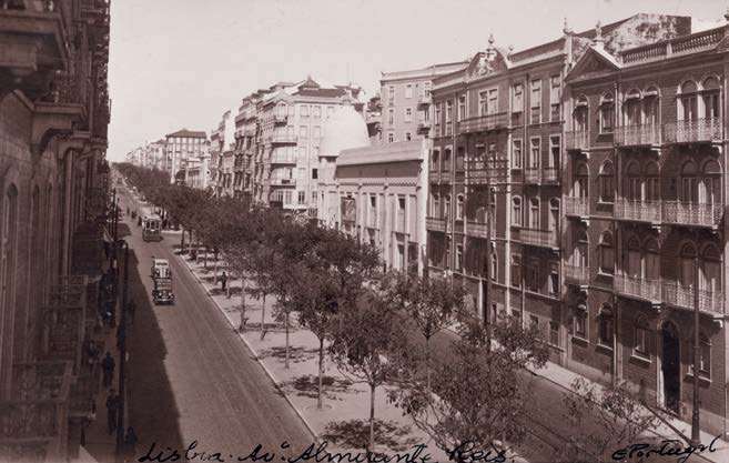 Avenida Almirante Reis junto ao cruzamento com a rua dos Anjos, vendo-se o antigo Cinema Lys. 1938.